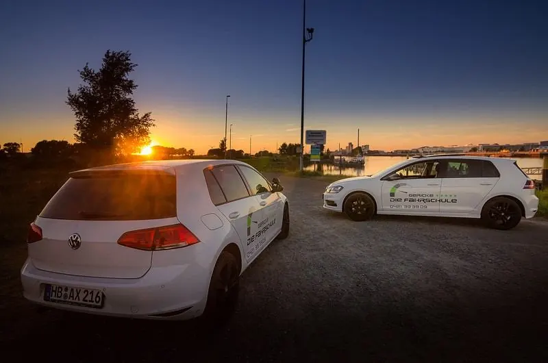 Zwei Fahrschulautos der Fahrschule Gericke am Abend